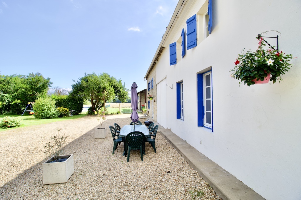 Outside table at Farmhouse Cottage