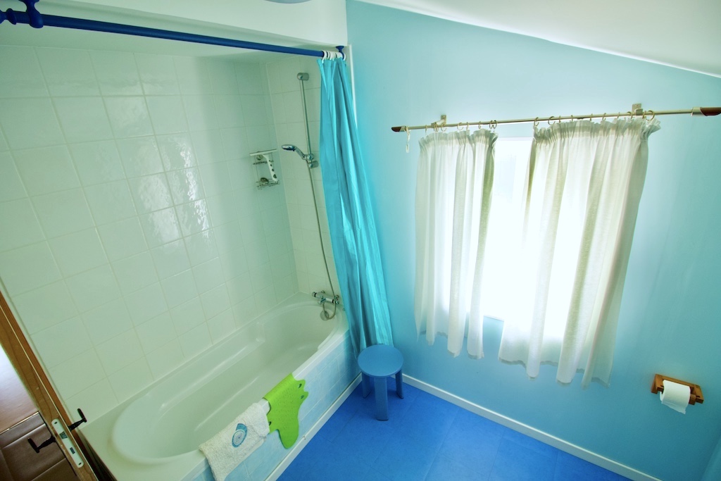 Shower and bath at Stables